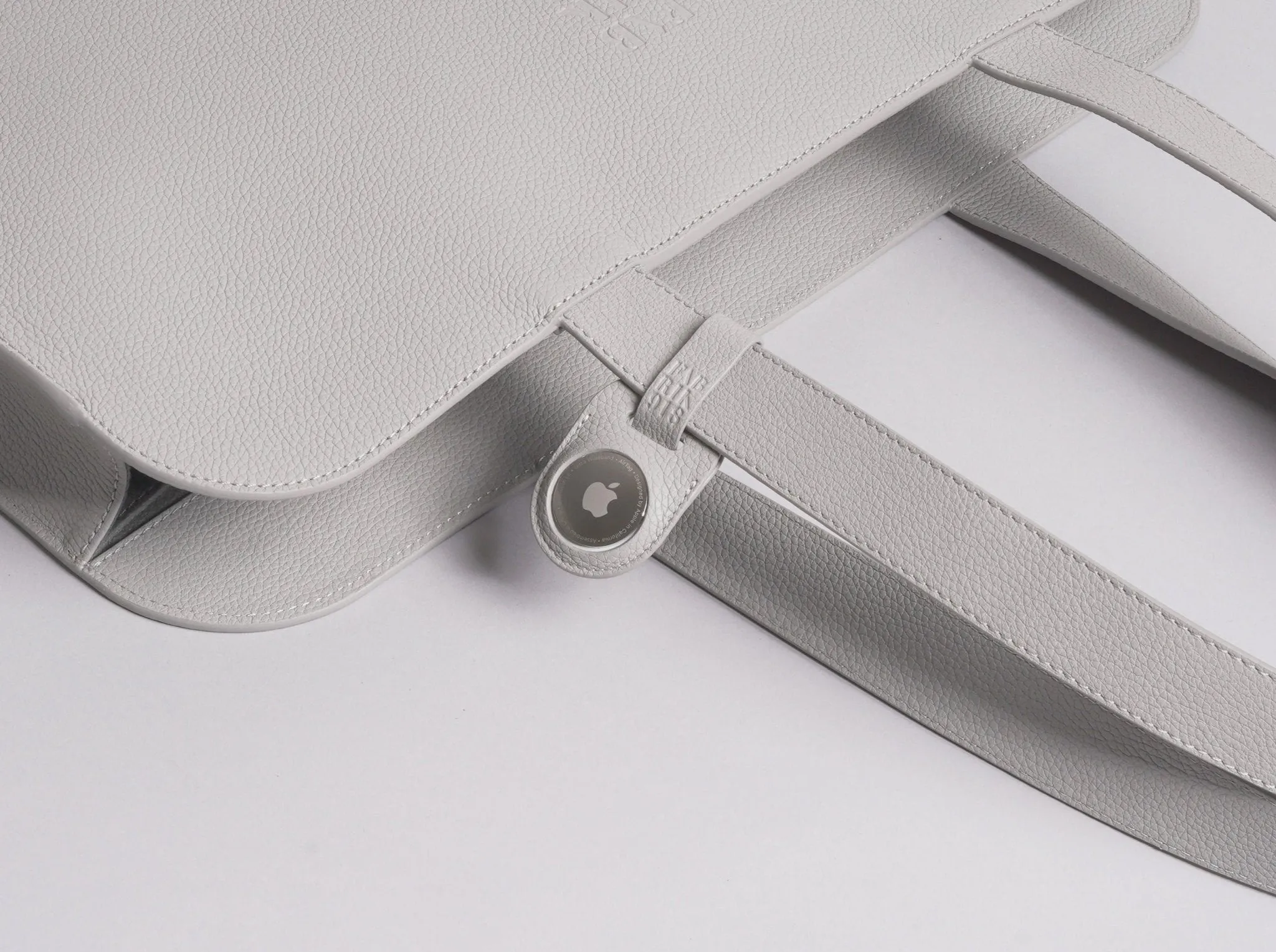 The 0.5ml Leather AirTag Keychain | Sleek Tracker Holder for Keys, Bags & More